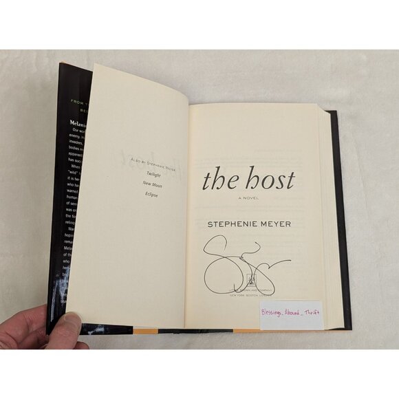 ❤️ NEW The Host SIGNED Stephenie Meyer 1st Edition 1st Print HC DJ NEW❤️ - Picture 4 of 10